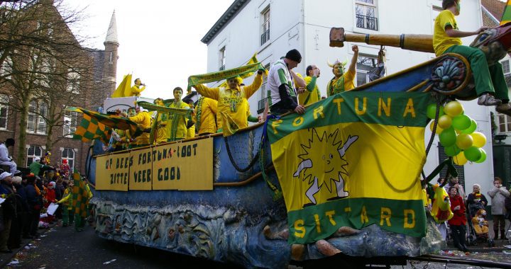 Fortunafans in de grote optocht van Zitterd!