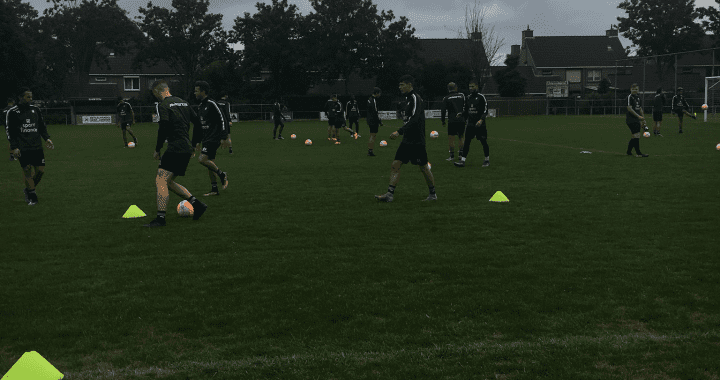 Veel nieuwe gezichten op eerste training